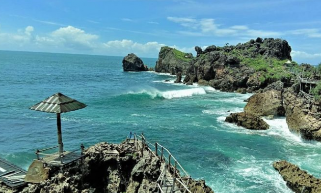 pantai nglambor